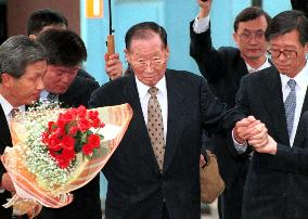 Hyundai founder returns after meeting Kim Jong Il